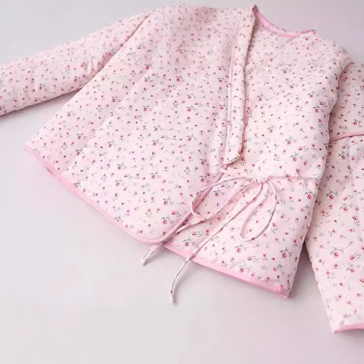 Damen nan leichte Wickeljacke im Kimono‑Stil mit zartem Blumenmuster und Taillenband Drune