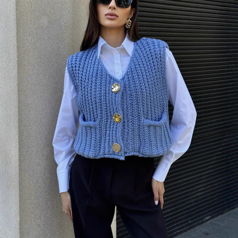 Damen Grobgestrickte Cropped Weste mit V-Ausschnitt und goldenen Zierknöpfen Drune