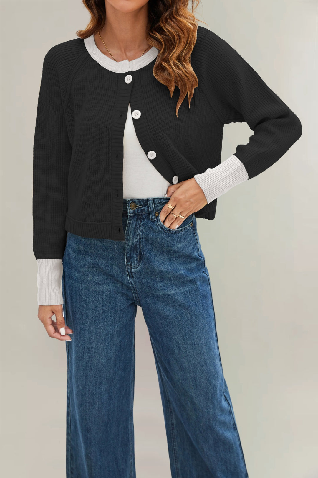 Damen modische Strickjacke mit kontrastierenden Bündchen und Knopfdetails Drune