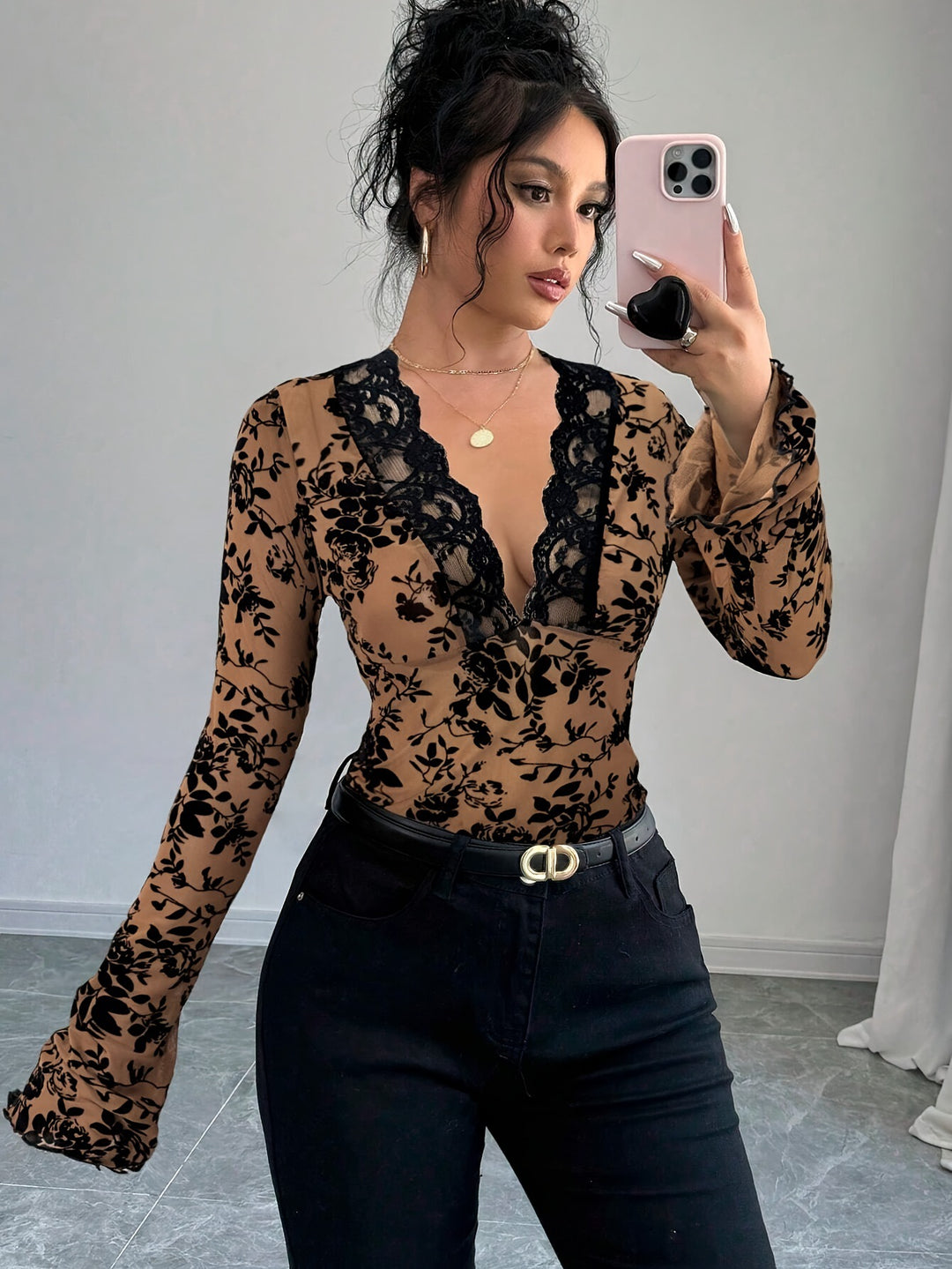 Damen nan eng anliegende transparente Mesh-Spitzenbluse mit tiefem V-Ausschnitt und floraler Veloursstruktur Drune