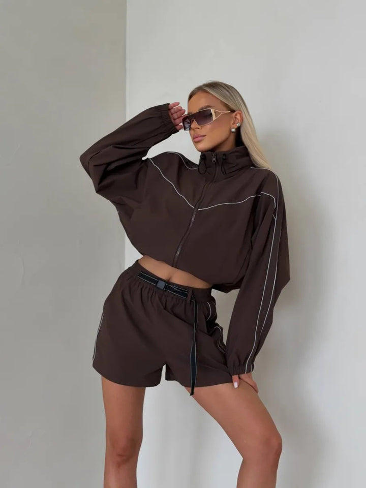 Damen sportliches Set bestehend aus Jacke mit hohem Kragen und Shorts im Urban Style