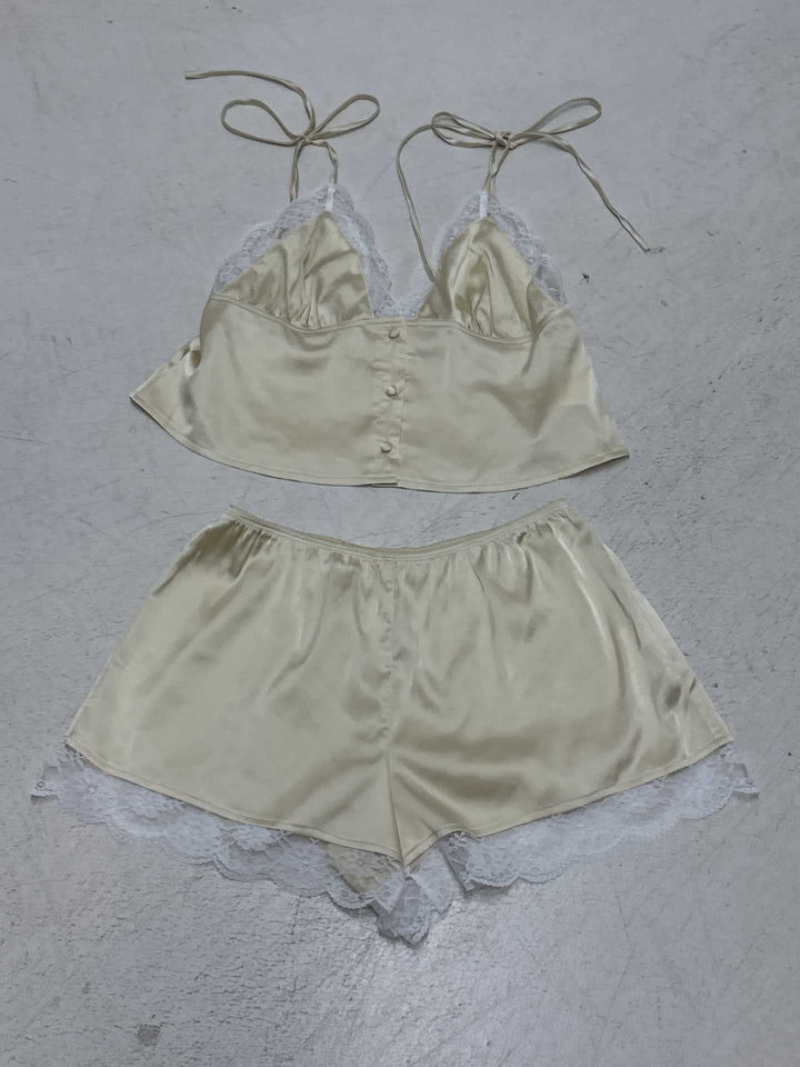 Damen Schlafanzug Set mit zarten Blumenmuster und feinen Rüschendetails Drune