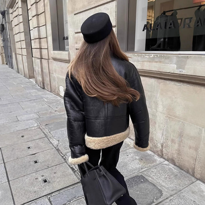 Damen Kurzjacke im Aviator‑Stil mit Teddy‑Innenfutter und doppelreihiger Druckknopffront Drune