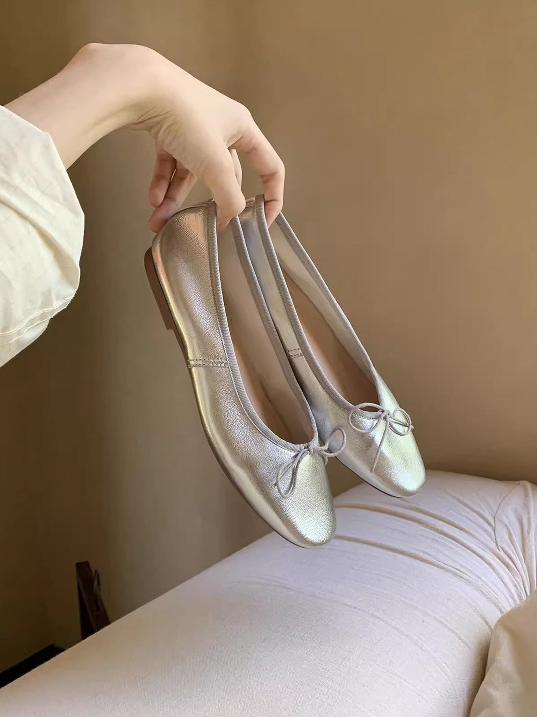 Damen Elegante Ballerinas mit schimmerndem Metallic-Finish und zierlichem Schleifenakzent Drune
