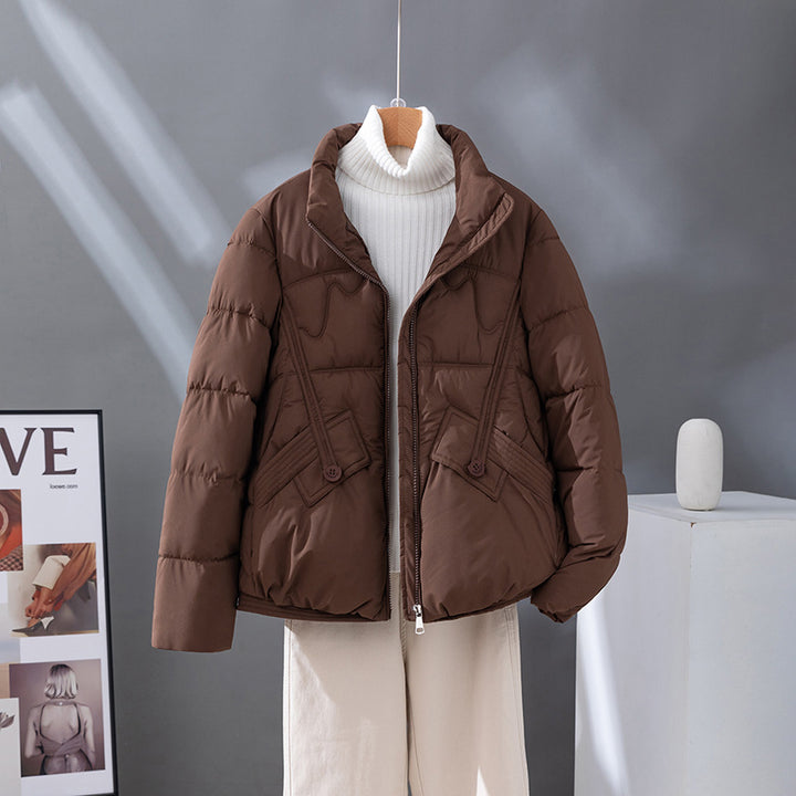 Damen nan kurzer Steppblouson mit hoher Kragenblende, diagonal gesetzten Ziernähten und aufgesetzten Pattentaschen Drune