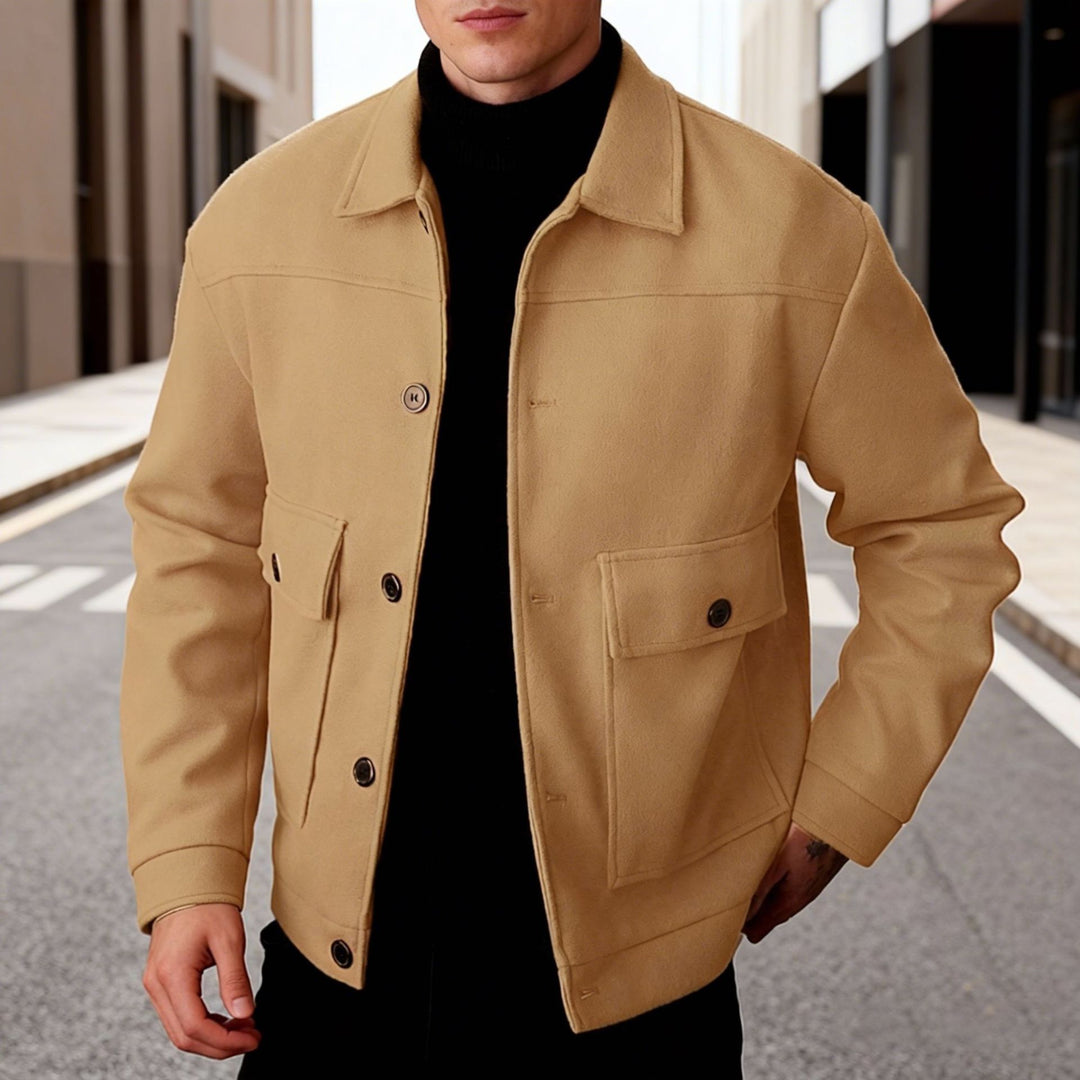 Herren nan kurze Woll-Feldjacke mit Hemdkragen aufgesetzten Pattentaschen und klarer Silhouette Drune