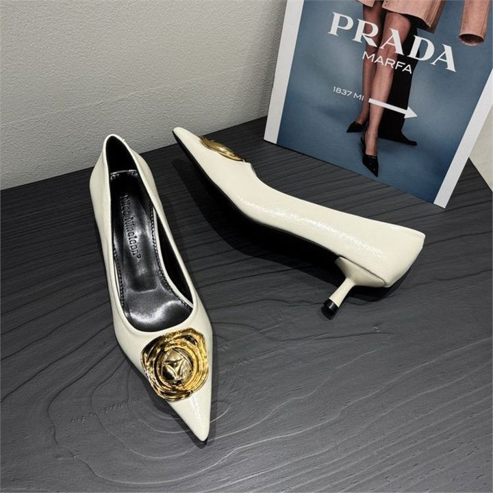 Damen Spitz zulaufende Pumps mit Metallic-Optik und Rosetten-Applikation Drune