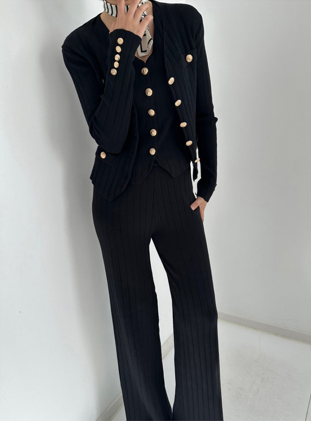 Damen elegantes gestricktes Ensemble mit Knopfdetaillierung Drune