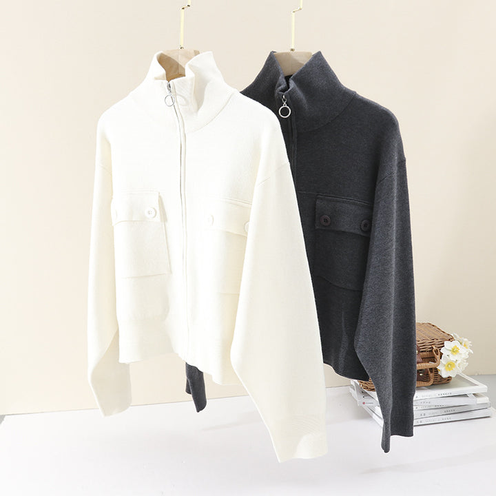 Damen Kurze strukturierte Strickjacke mit Stehkragen, Metallreißverschluss & Brusttaschen Drune