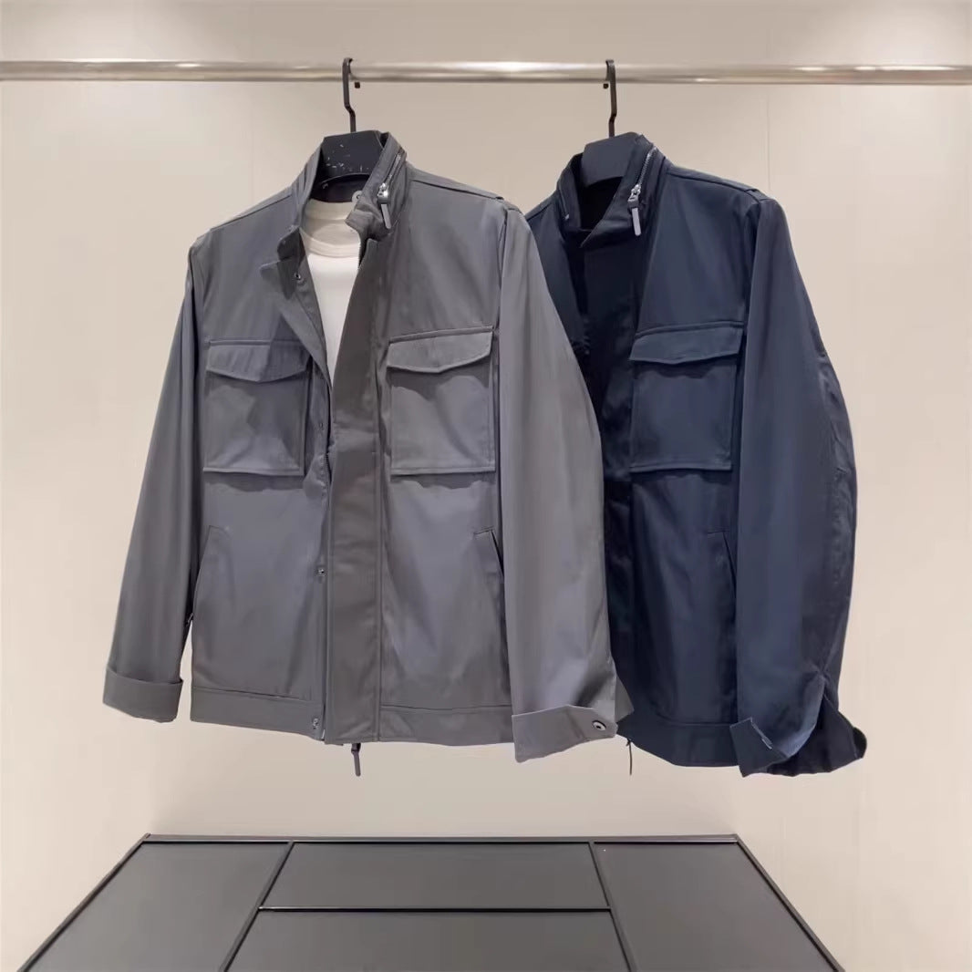 Herren Leichte Fieldjacke aus technischem Material mit aufgesetzten Pattentaschen und Stehkragen Drune