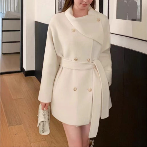 Damen modische Kurzjacke mit asymmetrischem Kragen und goldenen Knopfdetails Drune