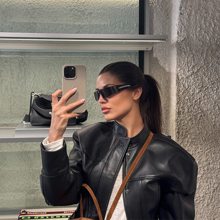 Damen Kurzjacke aus veganem Glattleder mit markanten Schulterpuffern und verdeckter Druckknopfleiste Drune