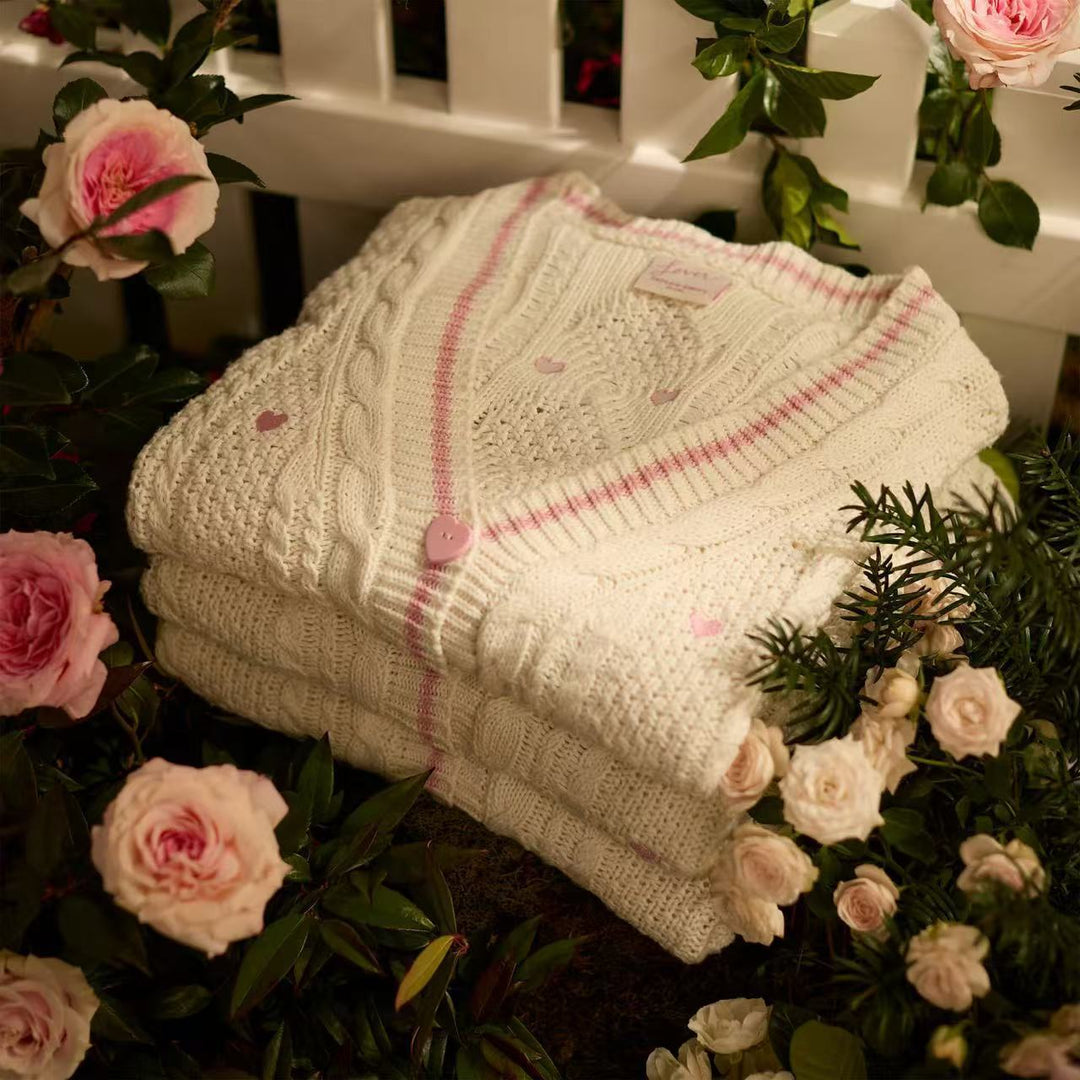 Damen nan grob gestrickter V-Ausschnitt-Cardigan mit Herzapplikationen und dekorativen Herzknöpfen Drune
