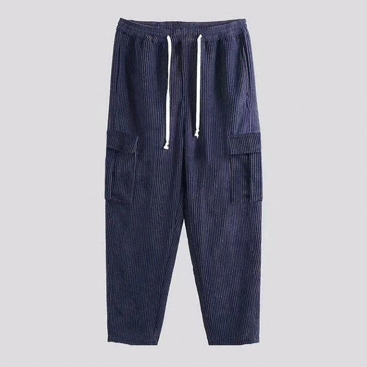 Herren nan Cordhose im Joggerstil mit elastischem Tunnelzugbund, aufgesetzten Cargo-Klappentaschen und schmal zulaufendem Bein Drune