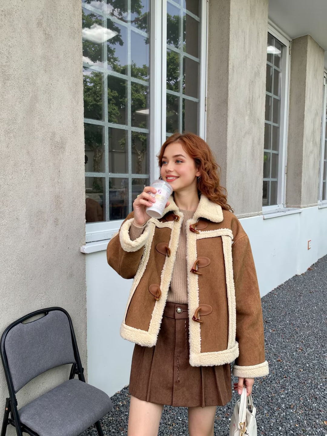 Damen Kurze Lammfelloptik-Jacke im Shearling-Look mit Knebelverschluss und Kontrastbesatz Drune