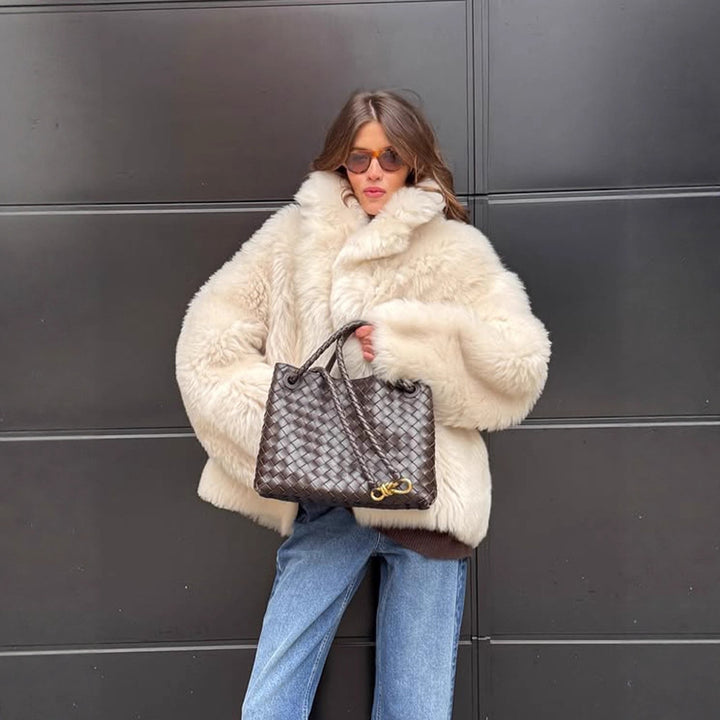 Damen Kurzmantel aus voluminösem Faux‑Fur mit gerundetem Schalkragen und kastiger Silhouette Drune