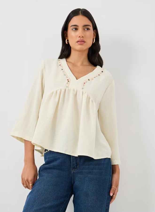 Damen Lockeres V‑Ausschnitt Blusentop mit Stickdetail und Empire‑Raffung Drune