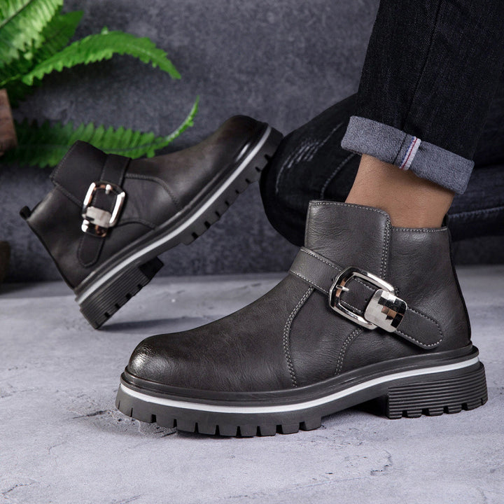 Herren knöchelhohe Lederoptik-Stiefelette mit dekorativer Metallschnalle und profilierter Gummisohle Drune