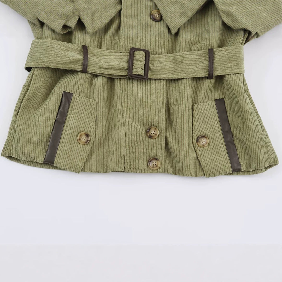 Damen Taillierte Cord‑Kurzjacke mit Bindegürtel, hohem Stehkragen und Pattentaschen Drune