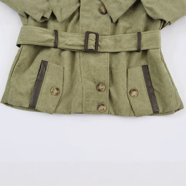 Damen Taillierte Cord‑Kurzjacke mit Bindegürtel, hohem Stehkragen und Pattentaschen Drune