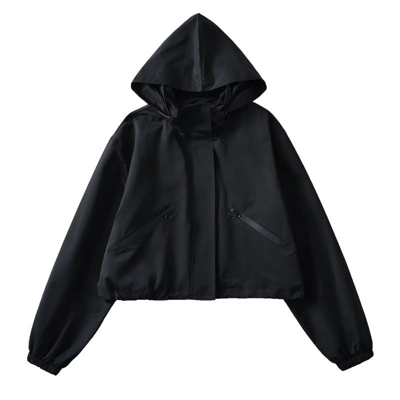 Damen Cropped Regenjacke mit Kapuze, wasserabweisender Tech‑Qualität und schrägen Reißverschlusstaschen Drune