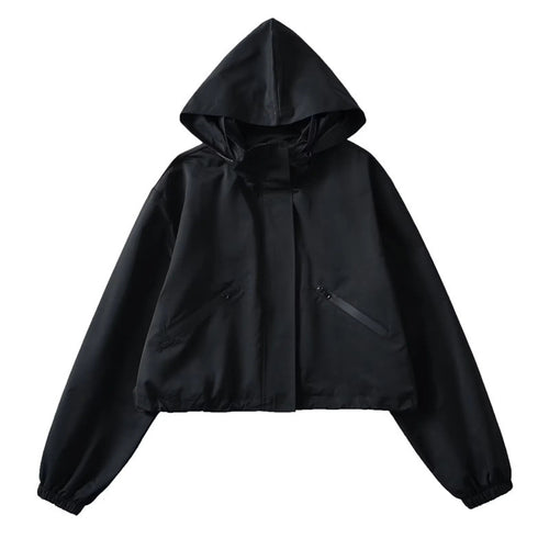 Damen Cropped Regenjacke mit Kapuze, wasserabweisender Tech‑Qualität und schrägen Reißverschlusstaschen Drune