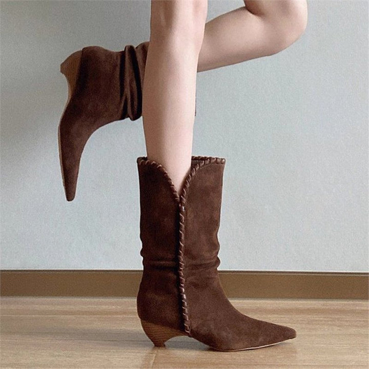 Damen Schlupf‑Veloursstiefel mit Ziernaht, V‑Schaftrand und sculpted Kitten‑Absatz Drune