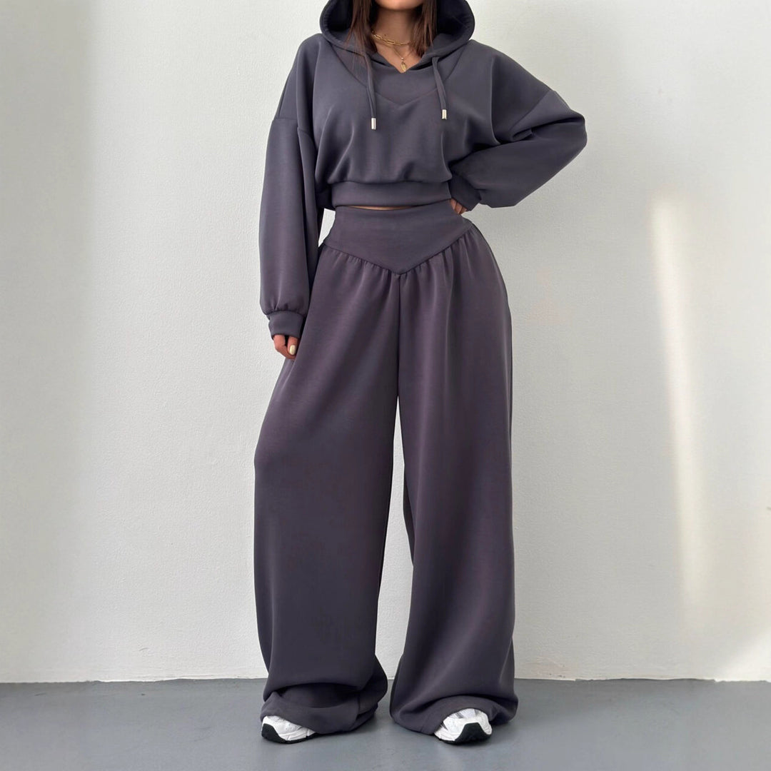 Damen Cropped Hoodie und weite Freizeithosen Kombination mit modischem Schnitt
