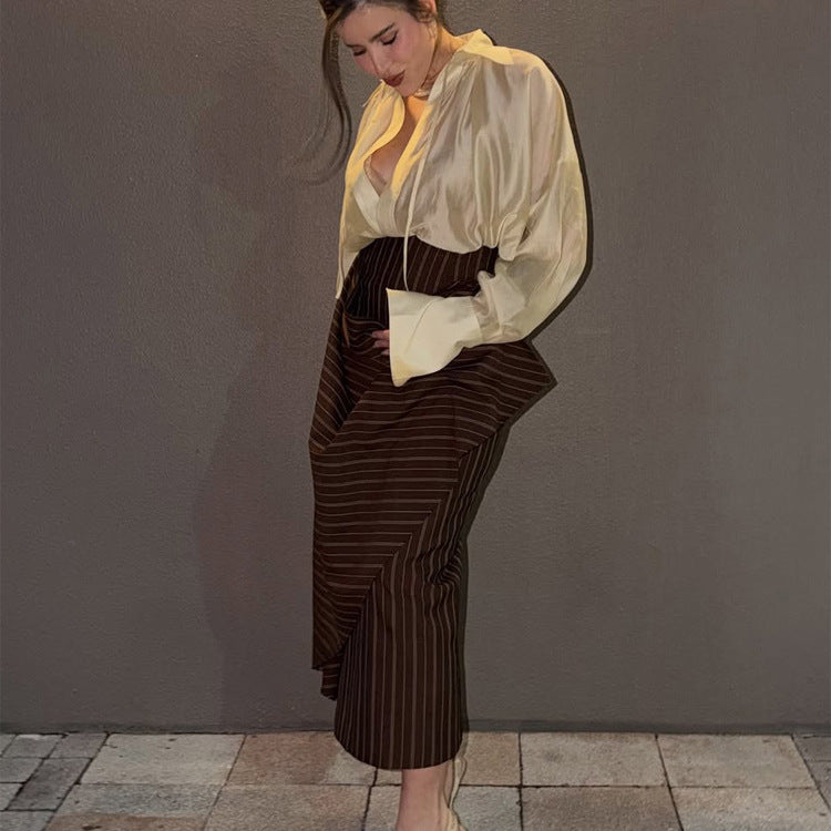 Damen Seidig-glänzende V-Ausschnitt-Bluse mit Kapuzen-Detail & voluminösen Ärmeln Drune