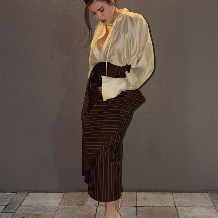 Damen Seidig-glänzende V-Ausschnitt-Bluse mit Kapuzen-Detail & voluminösen Ärmeln Drune