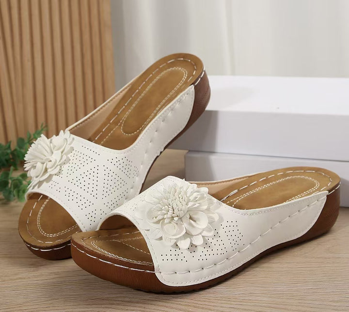 Damen Perforierte Keil-Sandalen als Slip-On mit Blumenapplikation und gepolstertem Fußbett Drune