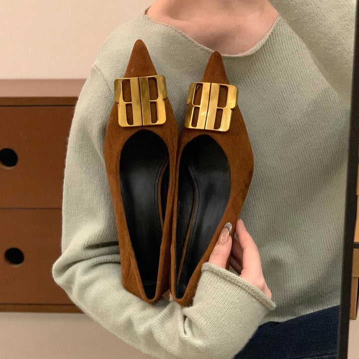 Damen Elegante spitz zulaufende Samtoptik-Kitten-Heel Pumps mit markanter Metallschließe Drune