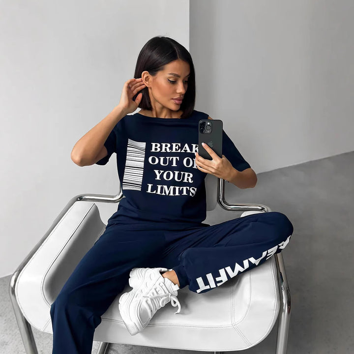 Damen lässiges Lounge-Set mit Cut-Out Schulter und Statement-Print Drune