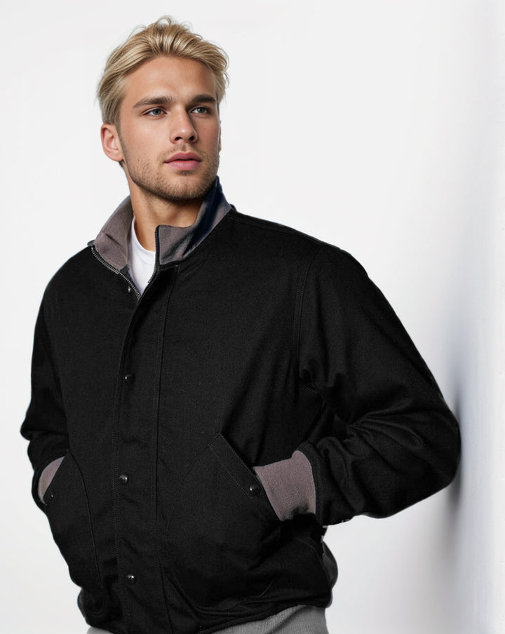 Herren Kurzblouson mit Stehkragen, verdeckter Druckknopfleiste und Rippbündchen Drune