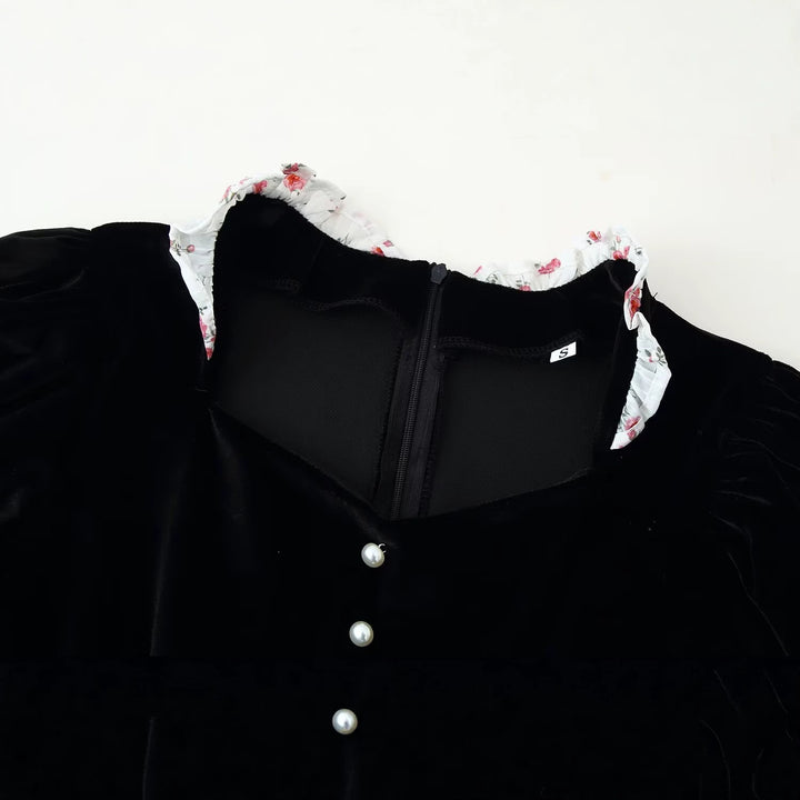 Damen Samt-Cropped-Jacke mit spitzem Schößchen, Perlenknopfleiste und Rüschenärmeln Drune
