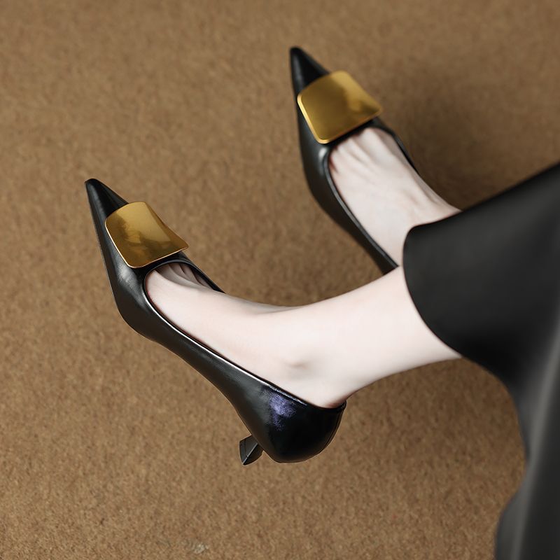 Damen Spitz zulaufende Kitten‑Heel Pumps mit dekorativer Metallapplikation Drune