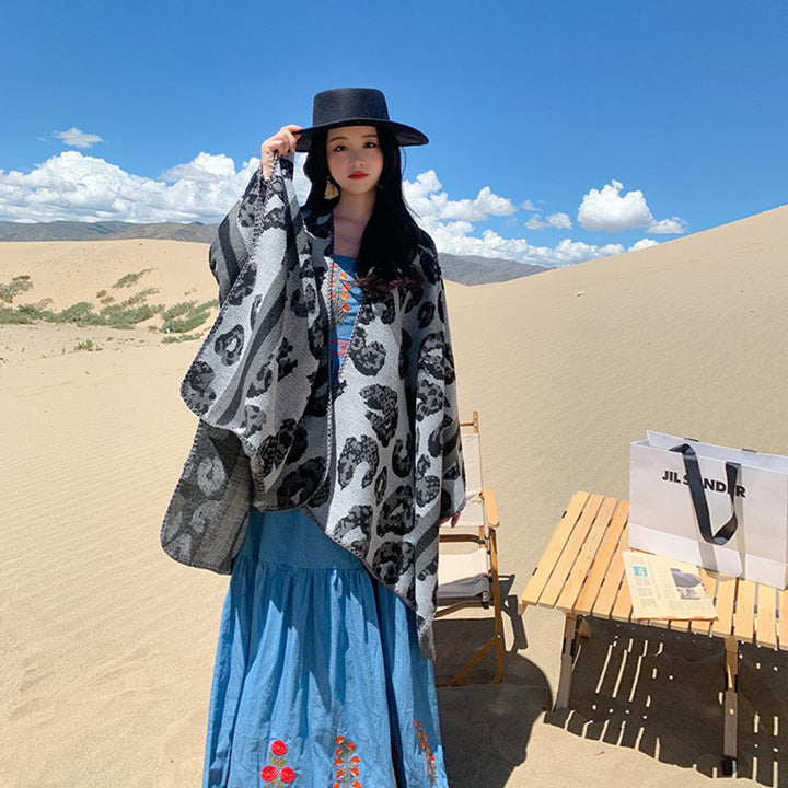 Damen Oversize‑Poncho im Strick‑Wollmix mit Leo‑Jacquard und V‑Ausschnitt Drune