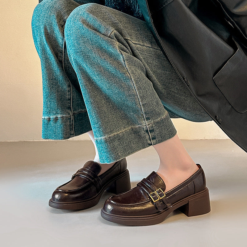 Damen Loafer mit skulpturalem Blockabsatz und Doppelriemen-Detail Drune