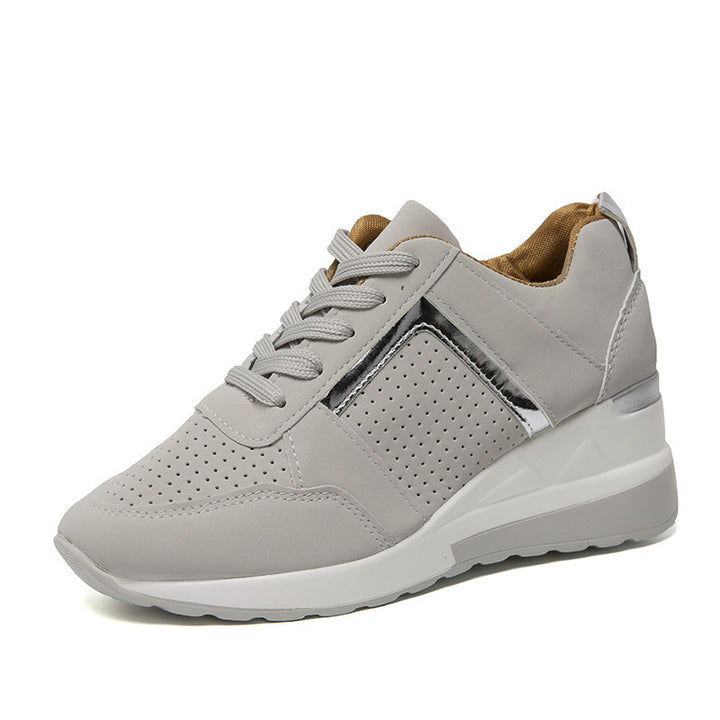 Damen Keil-Sneaker mit perforiertem Obermaterial, gepolstertem Fußbett und dezentem Metallic-Detail Drune