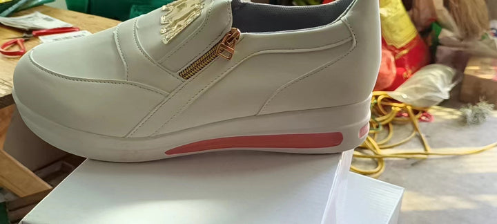 Damen  Slip-On Keilsneaker mit dekorativem Reißverschluss, gepolstertem Memory-Fußbett und profilierter Plateausohle Drune