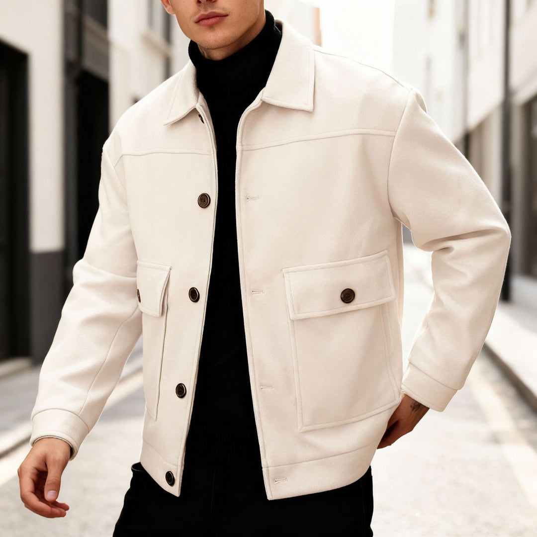 Herren nan kurze Woll-Feldjacke mit Hemdkragen aufgesetzten Pattentaschen und klarer Silhouette Drune