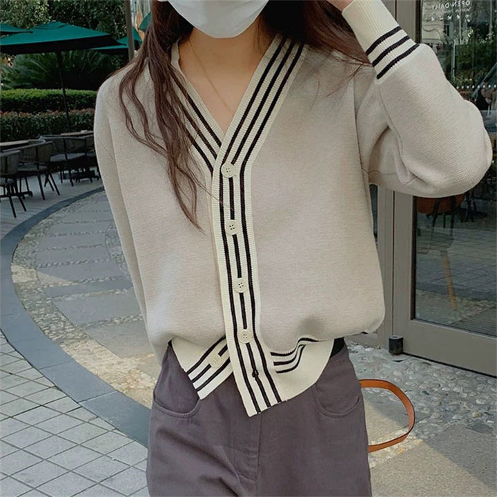 Damen stylische Strickjacke mit breitem V-Ausschnitt und kontrastierenden Knopfdetails Drune