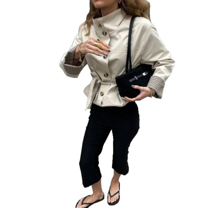 Damen Kurze taillierte Lederimitat-Jacke mit Stehkragen, Karo-Bündchen & Bindegürtel Drune