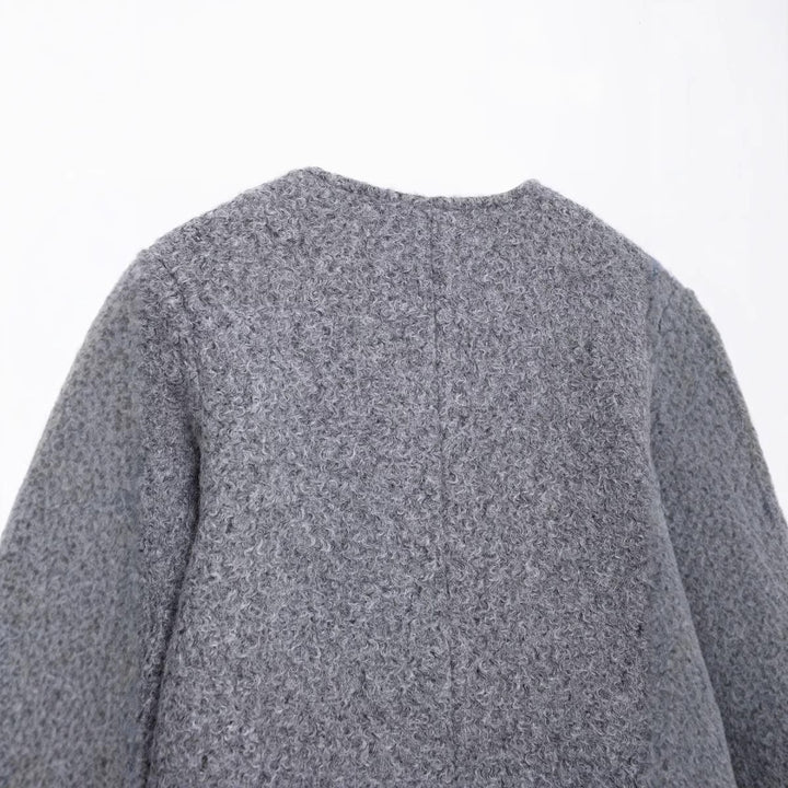 Damen Kurz geschnittene Bouclé‑Jacke mit Rundhalsausschnitt, aufgesetzten Pattentaschen und goldfarbenen Zierknöpfen Drune