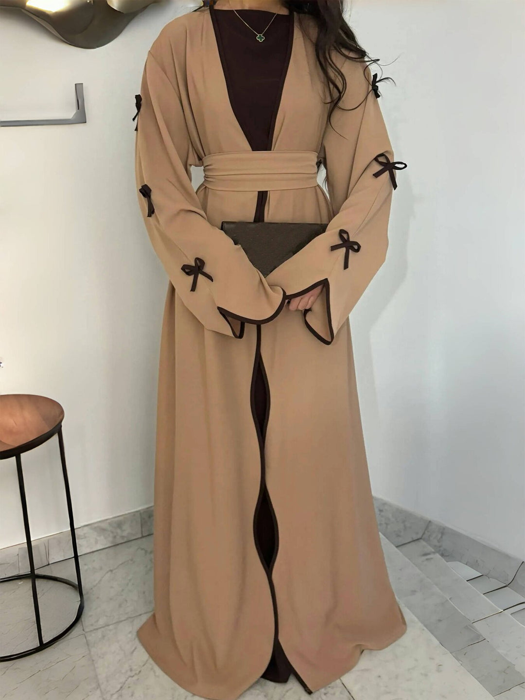 Damen nan elegante Abaya-Kaftan mit weitem Trompetenärmel, kontrastierender Passe und Wickelgürtel Drune