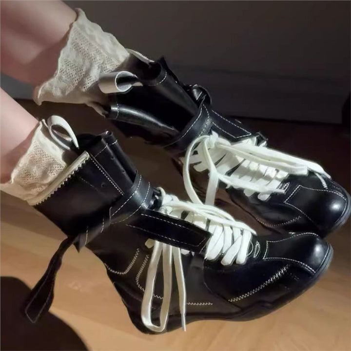 Damen Schnür-Ankleboots mit dekorativer Ziernaht, Riemenverschluss und markanter Profilsohle Drune