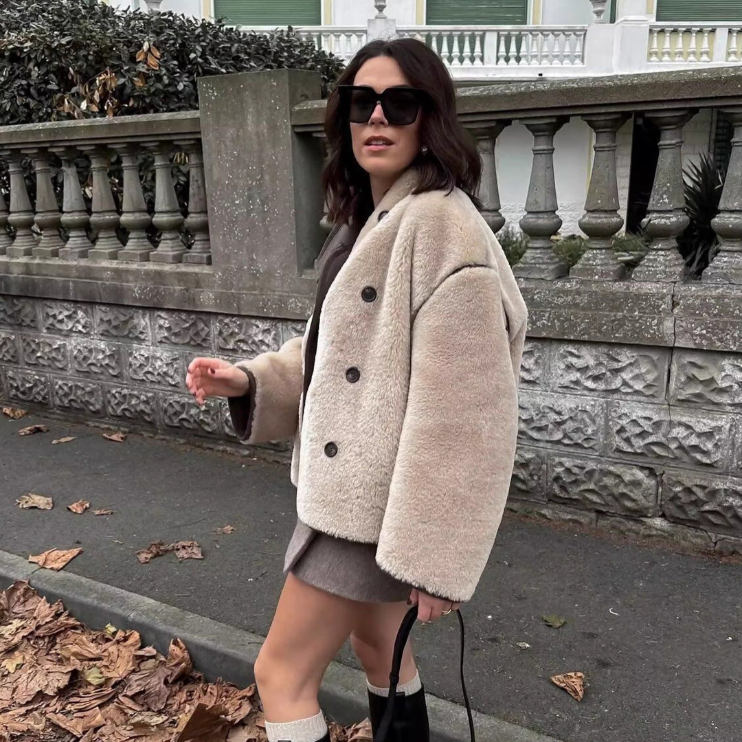 Damen Kurz geschnittener Oversize Teddy-Mantel mit Stehkragen und Kontrastpaspeln Drune