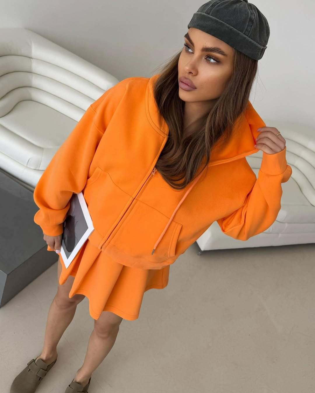 Damen Kurzzip-Kapuzenjacke mit plissiertem Minirock-Lounge-Set Drune