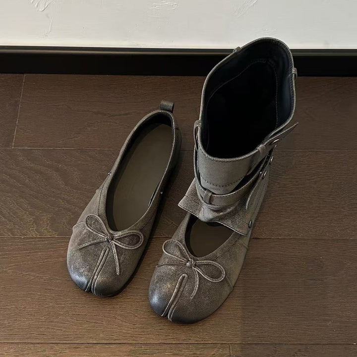 Damen Tabi-inspirierte Veloursleder-Ballerina mit Kappnaht und Schleifen-Detail Drune