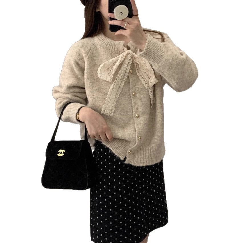 Damen Strickjacke mit verspieltem Spitzenband und goldenen Herzknöpfen Drune